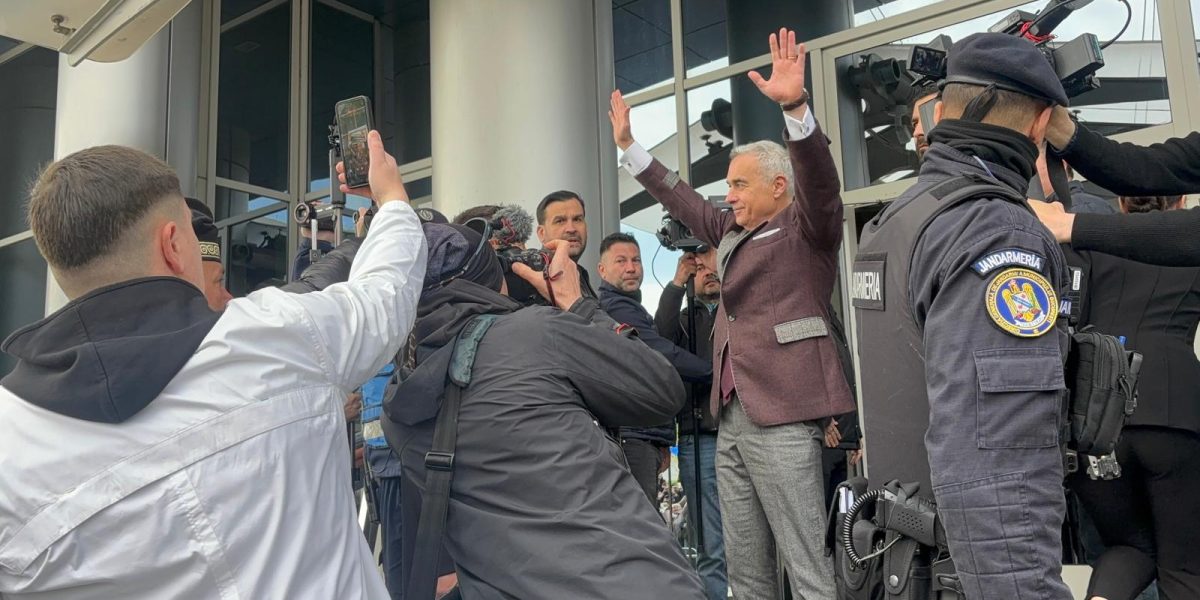 Guvernul, „găini speriate” care scârmă, dar nu pot zbura în România