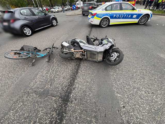 Timișoara: Biciclist, accidentat grav după ce a trecut pe roșu