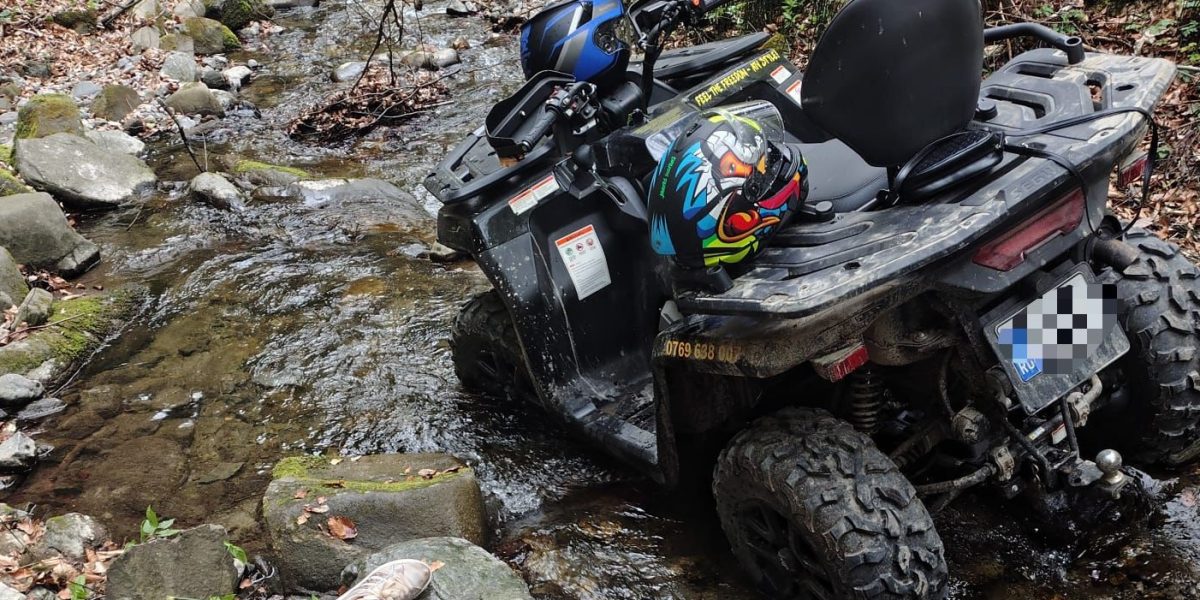 Tineri, zdrobiți cu ATV-ul pe Valea Păușa: 8 metri în râpă. Salvatorii din Călimănești, în alertă