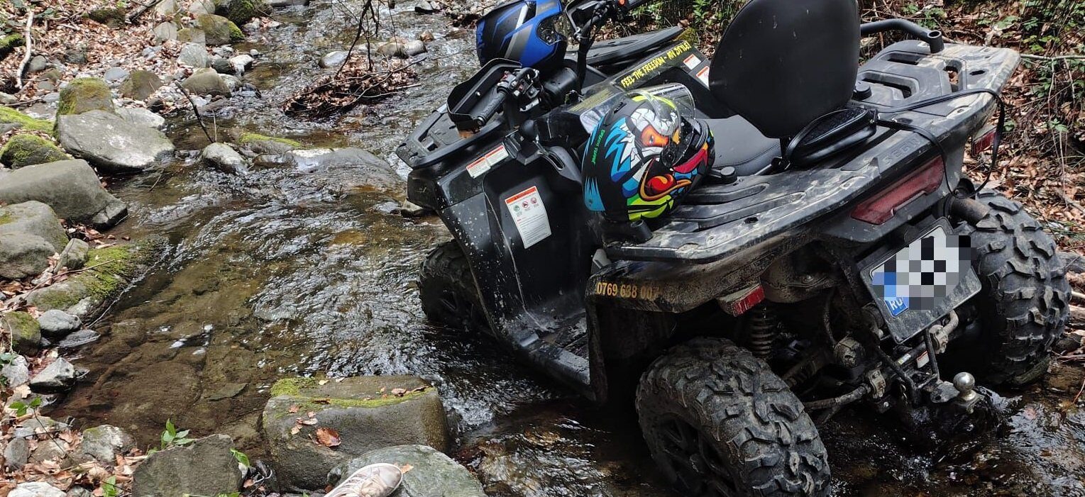 Tineri, zdrobiți cu ATV-ul pe Valea Păușa: 8 metri în râpă. Salvatorii din Călimănești, în alertă