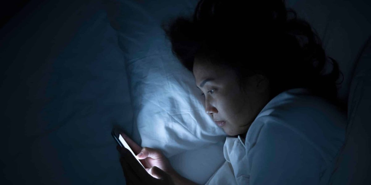 Obiceiul de noapte care uimește: Tot mai mulți români fac asta!