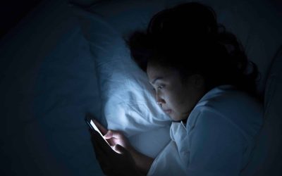 Obiceiul de noapte care uimește: Tot mai mulți români fac asta!