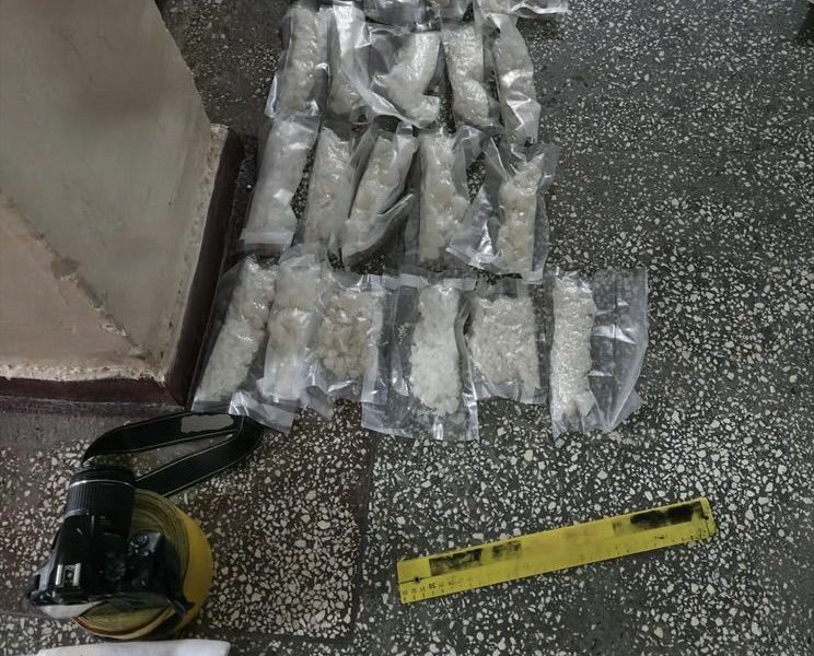 Opt kilograme de droguri de mare risc, descoperite de polițiști: 4 reținuți