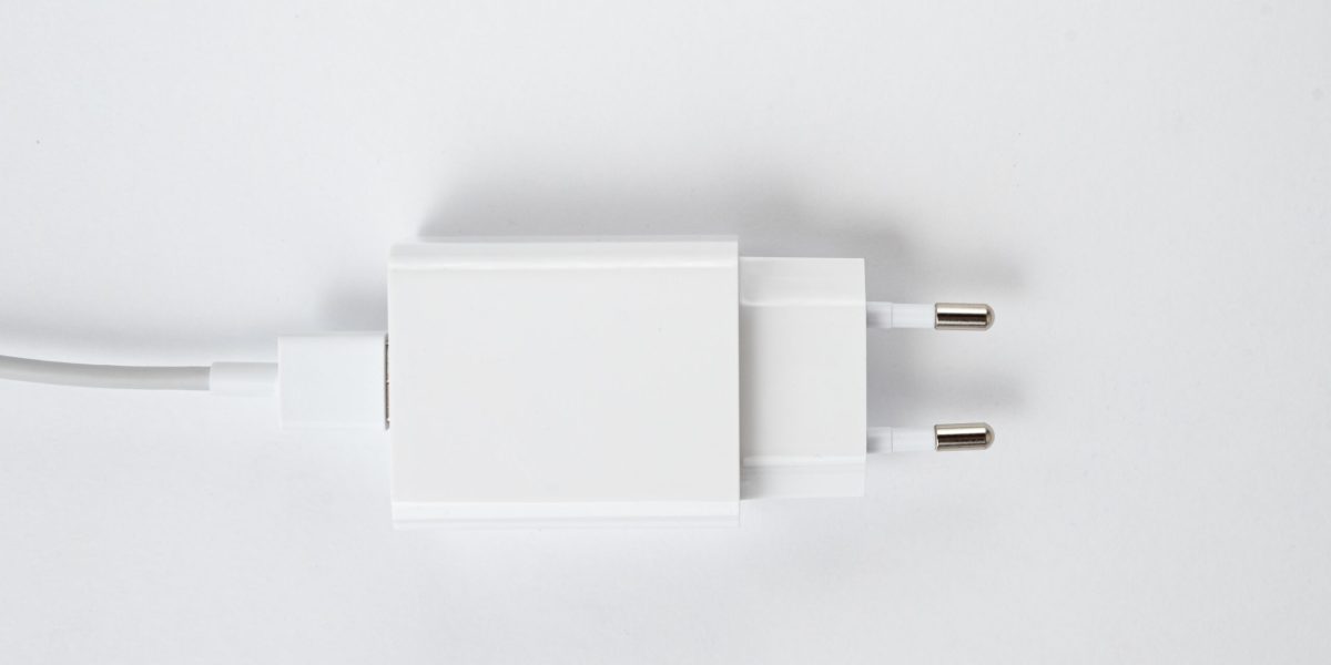 Încărcătorul în priză: Când devine un pericol real și ce spun experții