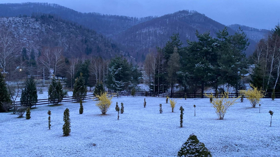 Zăpadă de Paște în Bihor: Miezul lui aprilie aduce ninsoare pe munți