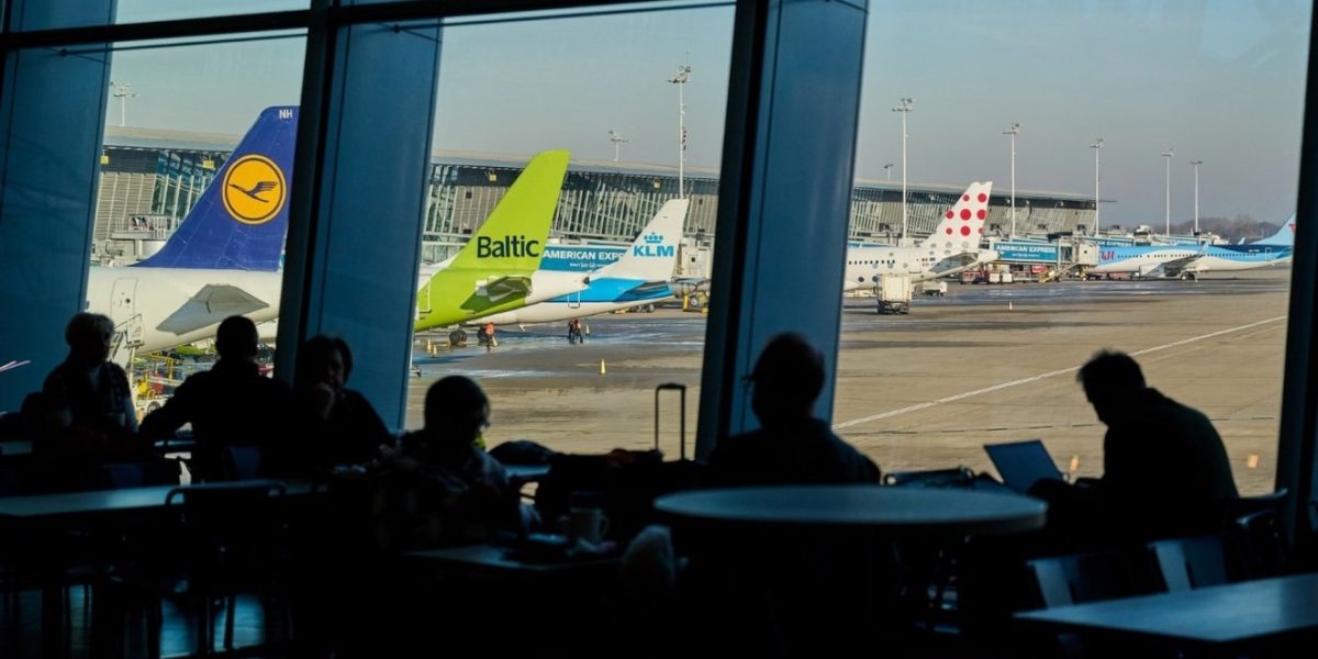 Avionul, pe butuci: Scumpiri și anulări de zboruri în Europa din cauza crizei de kerosen