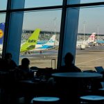 Avionul, pe butuci: Scumpiri și anulări de zboruri în Europa din cauza crizei de kerosen