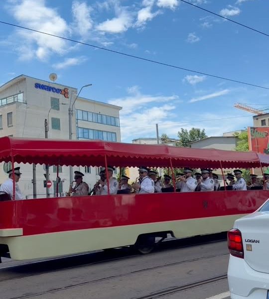 Directorul STB, Andrei Dinculescu, la Parada Tramvaielor din București