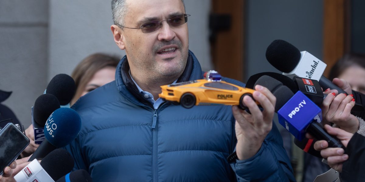 Ghinea (USR): Grindeanu fuge când „arde blocul”, apoi ceartă pompierii