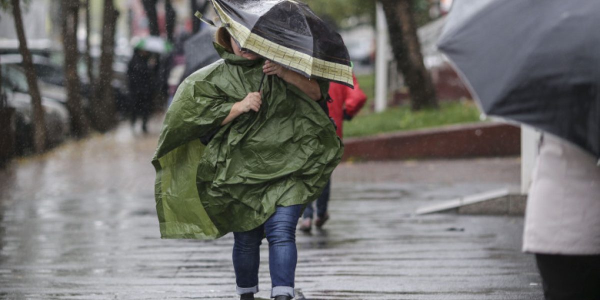 Alertă meteo: Vijelii și ploi torențiale în România. Luni, Cod galben de furtună