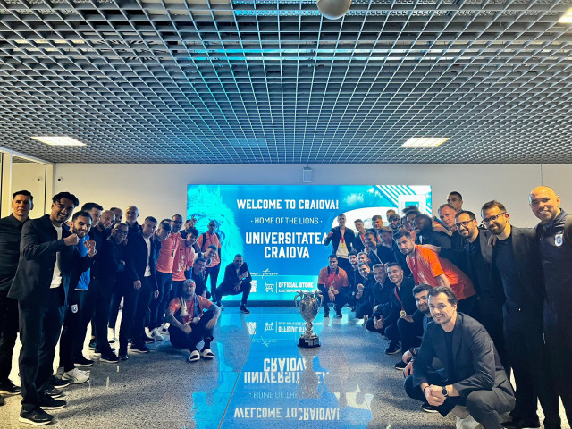 Cupa României a aterizat la Craiova: Imagini de senzație de la aeroport