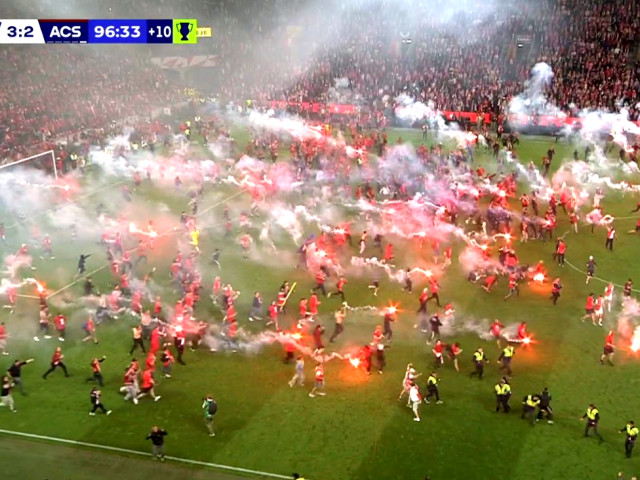 Haos total la derby-ul Slavia – Sparta: meci anulat în minutul 90+7, jucător lovit