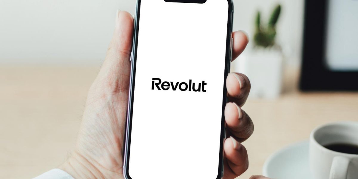 Revolut dă 1.000 de lire angajaților, în lupta cu băncile: Se extinde rapid