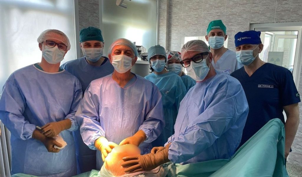 Premieră la Buzău: Artroplastii totale de genunchi, sub bagheta dr Cîrstoiu