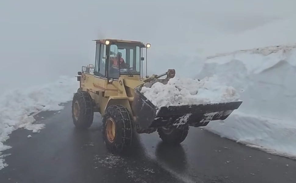 Deszăpezire infernală pe Transfăgărășan: muncă grea în zona periculoasă