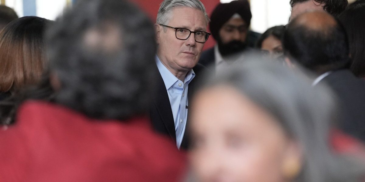 Starmer, după DEZASTRUL electoral: Nu demisionează pentru a evita haosul
