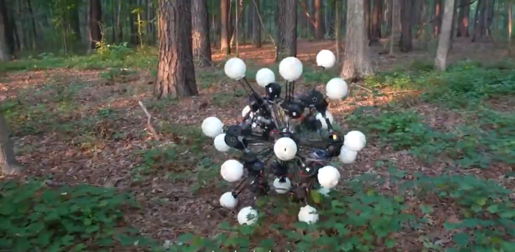Robotul cu 20 de picioare și ochi care vede: Invenția ULUITOARE a americanilor