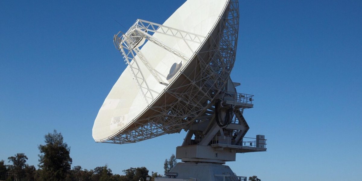 Webb dezvăluie mistere cosmice: Structură stranie în centrul unei galaxii îndepărtate