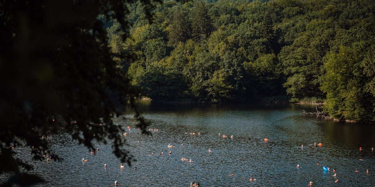 Lacul din România care fierbe singur atrage turiști în masă