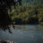 Lacul din România care fierbe singur atrage turiști în masă