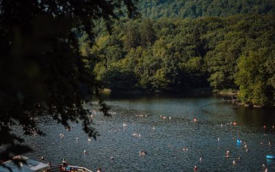 Lacul din România care fierbe singur atrage turiști în masă