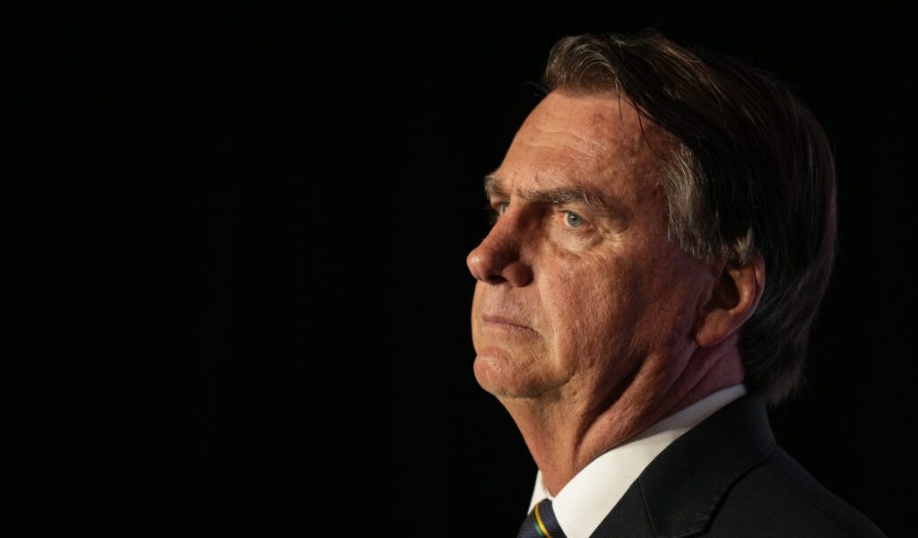 Bolsonaro, interogat de poliție pentru pistol în arest la domiciliu