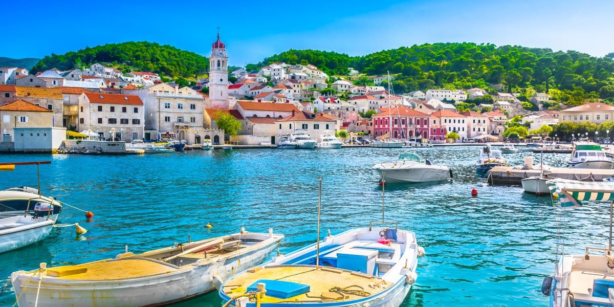 Croația, Paradisul Românilor: Plaje Uichete, Turism Boom