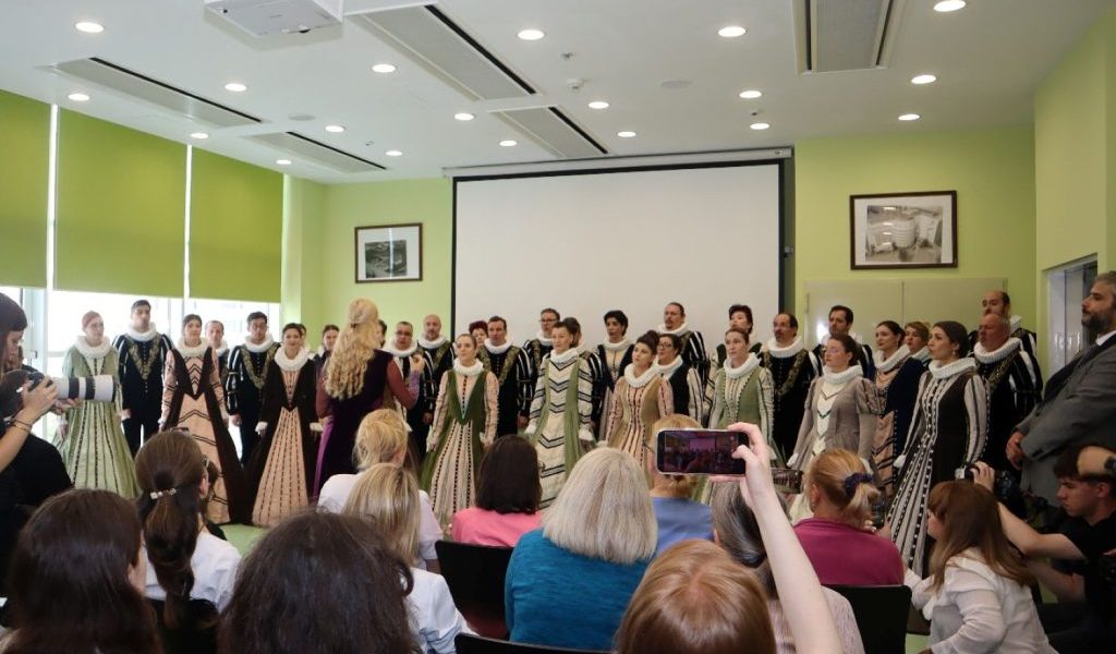 Cantus Mundi și Madrigal, muzică-dar pentru copiii din spitale