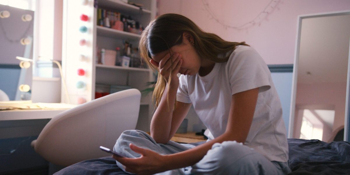 Ore pe zi pe net: Cât riscă adolescenții cu depresia