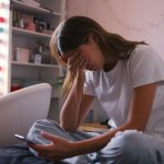 Ore pe zi pe net: Cât riscă adolescenții cu depresia