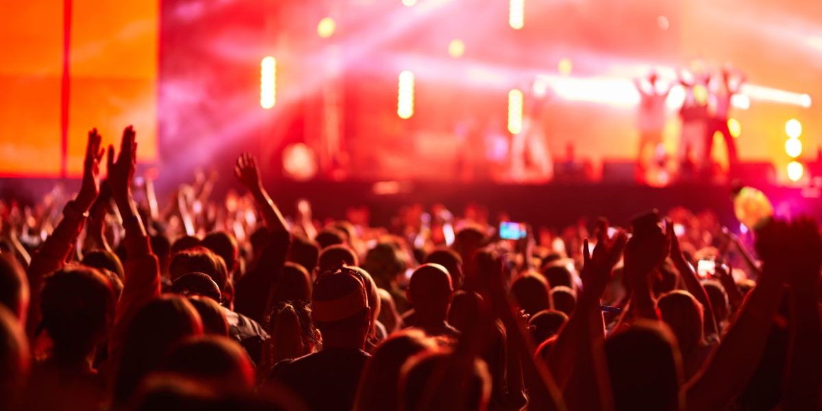 Versuri pop întunecate: Semnal de alarmă pentru societate