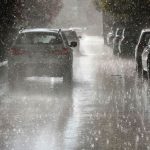 Furtuni violente: Opt județe sub ape, copaci doborâți, mașini avariate