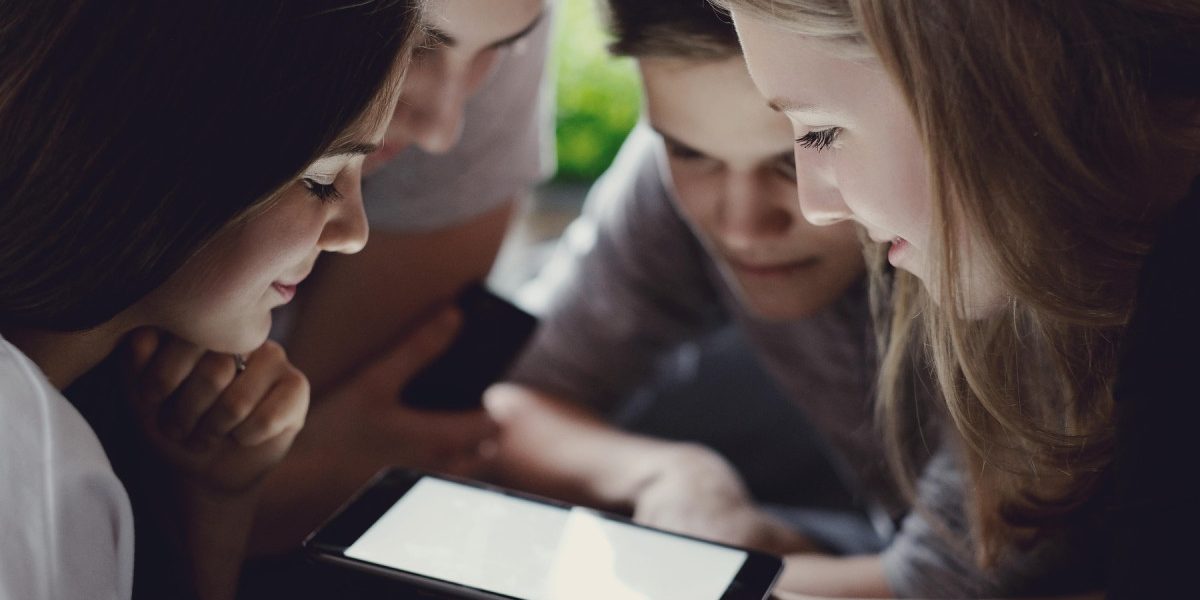 România: 44% din adolescenți, captivi pe ecrane. Ghidul protecției online