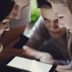 România: 44% din adolescenți, captivi pe ecrane. Ghidul protecției online