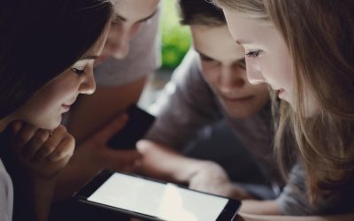 România: 44% din adolescenți, captivi pe ecrane. Ghidul protecției online
