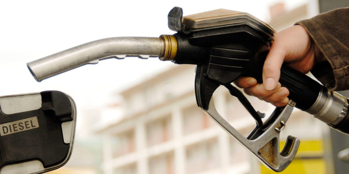 Motorina mai scumpă în 2 zile: Cât vor scoate șoferii din buzunar