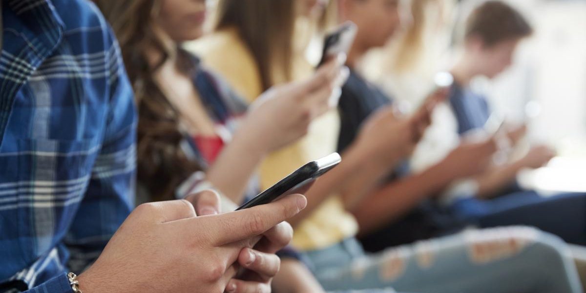 Adolescenții români: ecranomania a atins cote alarmante
