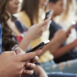 Adolescenții români: ecranomania a atins cote alarmante