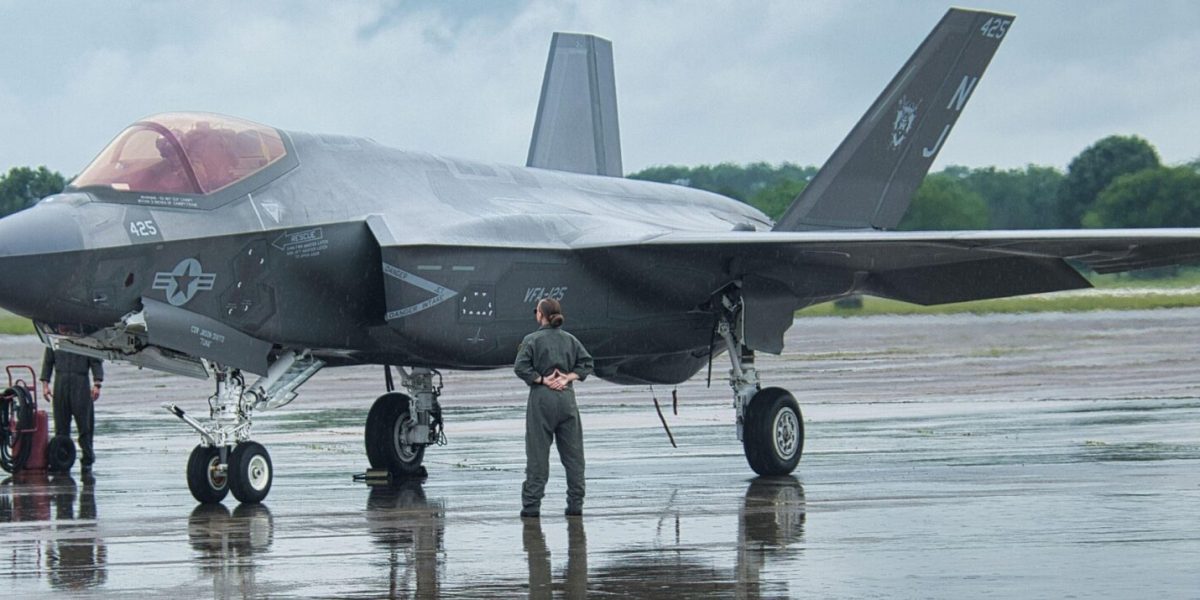 Armata SUA: Avioane de lux, bandă adezivă pe ploaie