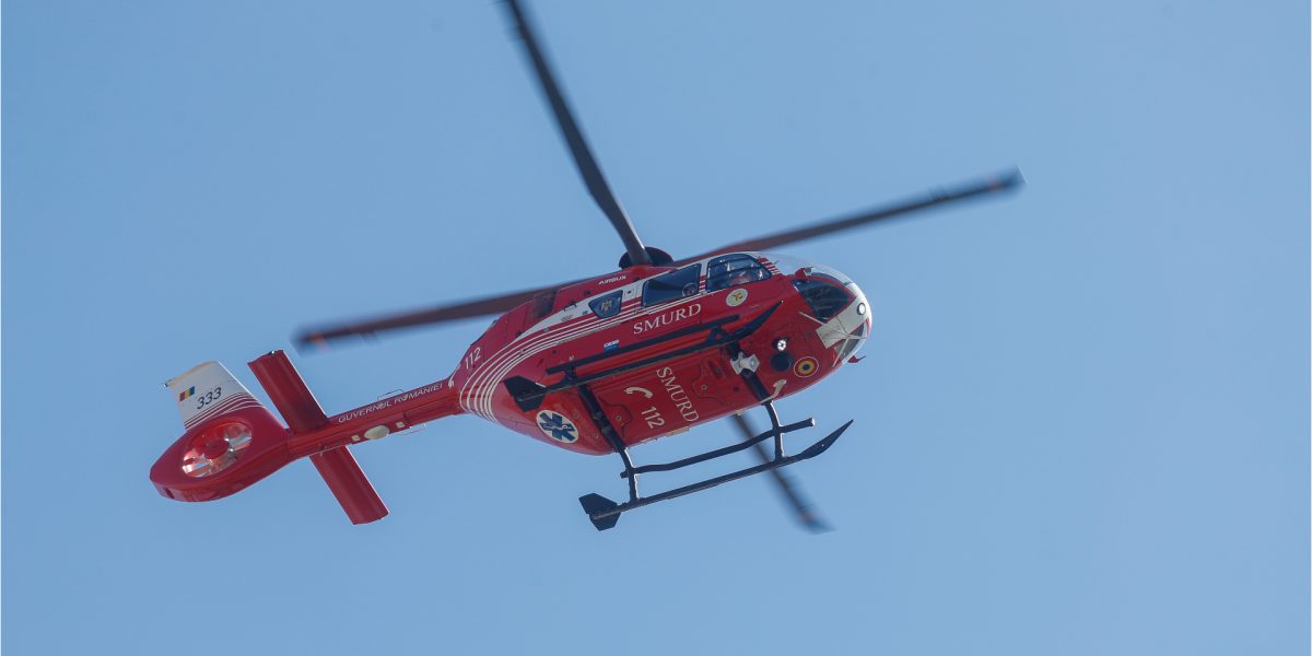 Brașov: Ursul atacă pe DJ104A, bărbat dus cu elicopterul SMURD