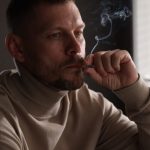 Fumatul la fereastră NU salvează copiii: Adevărul crunt despre fumul pasiv în casă