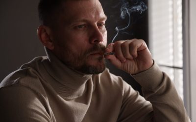 Fumatul la fereastră NU salvează copiii: Adevărul crunt despre fumul pasiv în casă
