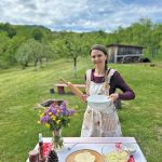 Corbșori, Argeș: Raluca Cocoș transformă livada într-un local gourmet