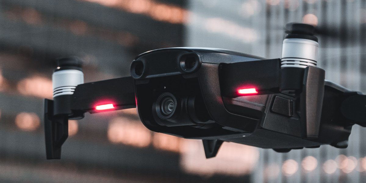 Europarlamentarii dau undă verde la bani pentru drone și IA militară