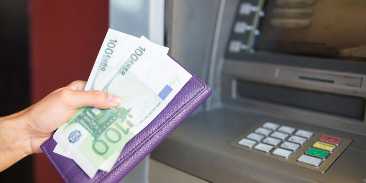Țepari la bancomate: turiștii rămân fără bani în vacanța lor