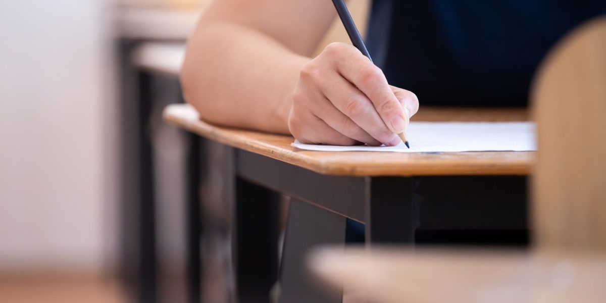 Bac: Elevii dau examenul de Română. Cât timp au la dispoziție
