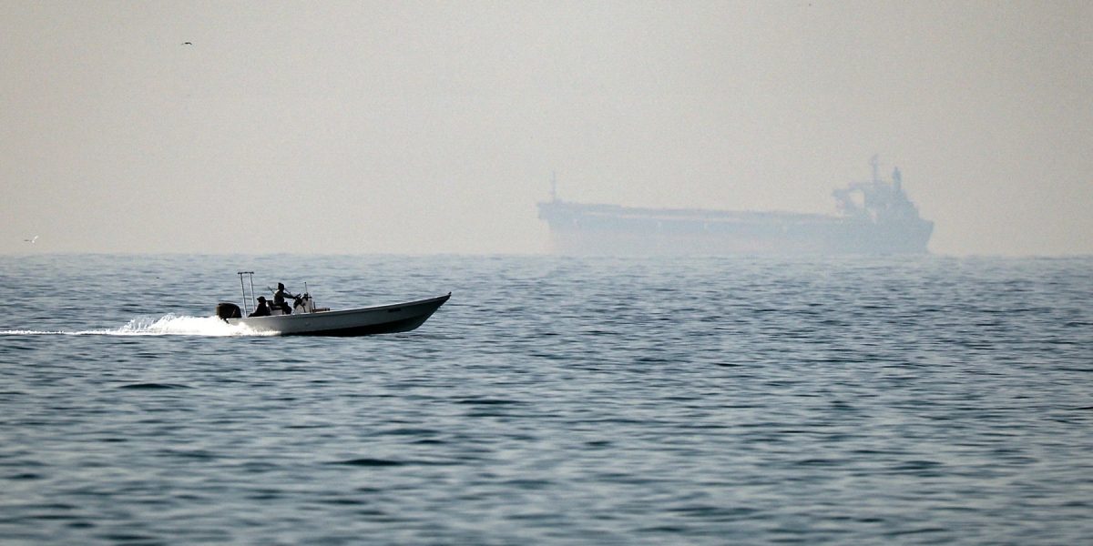 Cortegiu maritim record prin Ormuz: 2.500 de marinari, 115 nave