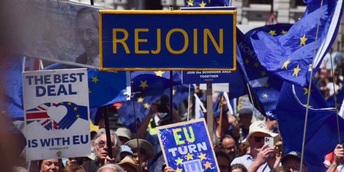Londra: Sute cer revenirea în UE la 10 ani de la Brexit