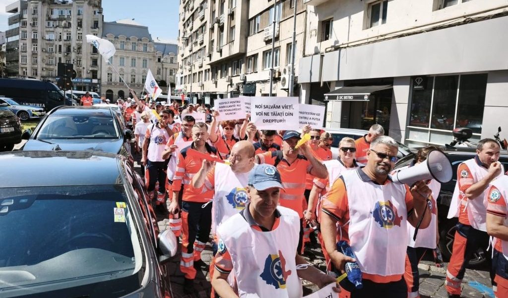 Ambulanțierii, în stradă contra legii salarizării