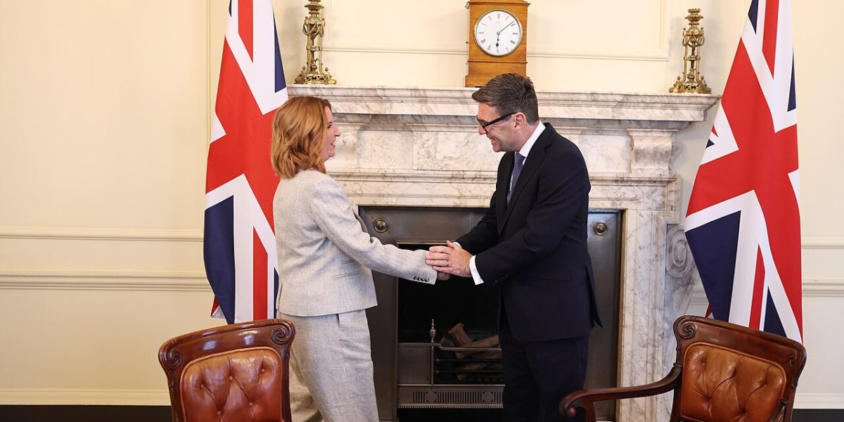 Burnham, scandal în Regat: Primul cabinet, sub foc!